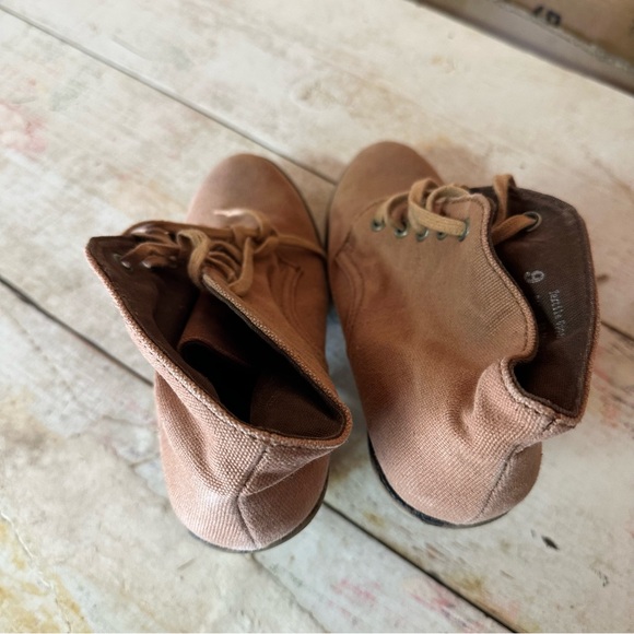 Stylish Brown Women's Heeled Boots - Picture 2 of 3